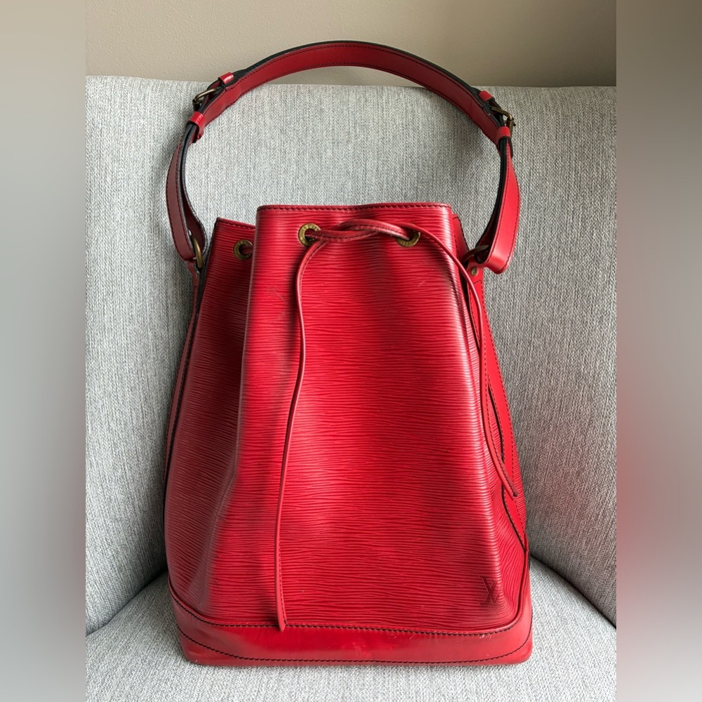 Authentic Louis Vuitton Res Epi Noe GM Leather Drawstring Shoulder Bag